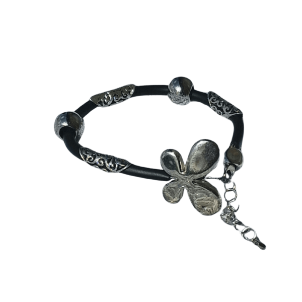 Bracciale Eleganza Argentata con Charm Fiore